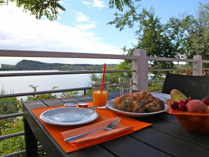 Camping Gardasøoen med søudsigt over det mere stacaravan med overdækket terrasse 2