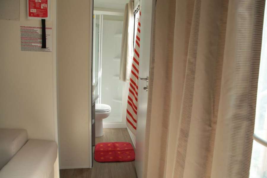 Camping Gardameer met stacaravan 2 slaapkamers en eigen badkamer 10