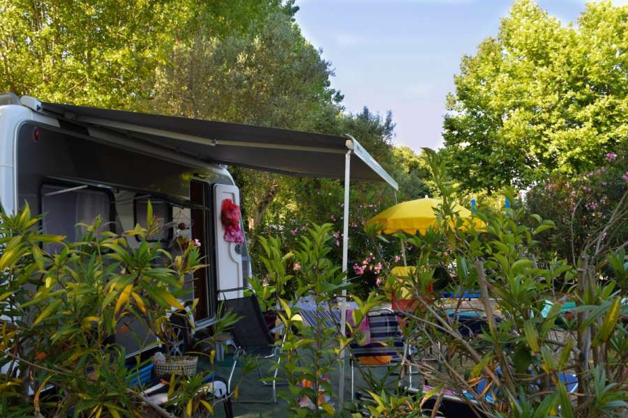 Camping Lac de Garde avec des emplacements standard et 6 ampères d'électricité 11