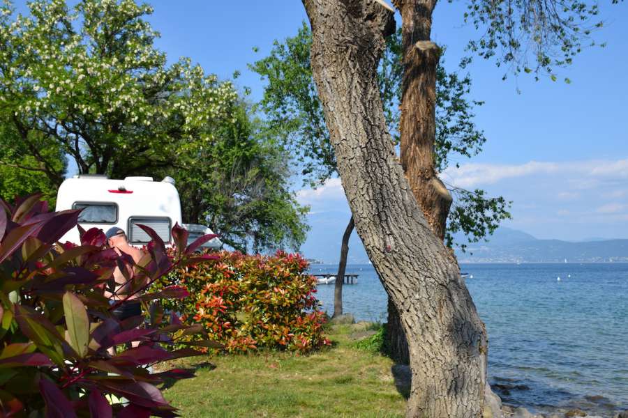 Camping Lago di Garda con piazzole direttamente sul lago 8