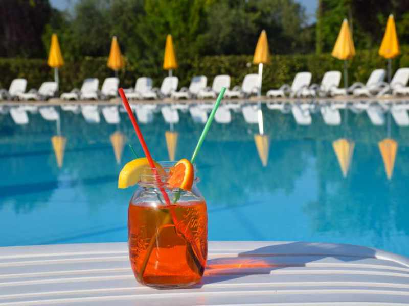 Campeggio Lago di Garda con bar in piscina 