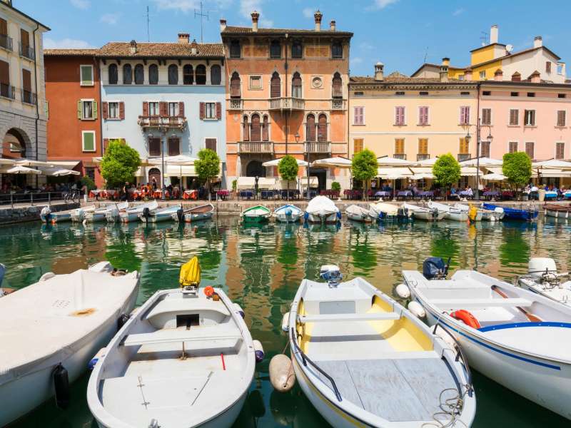 Dorp Desenzano met boten