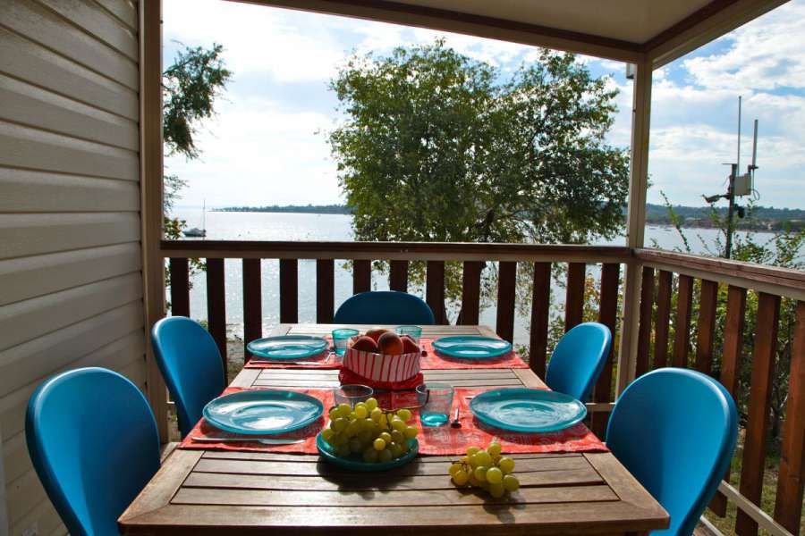 Camping du lac de Garde avec mobil-home avec vue sur le lac et terrasse couverte 3