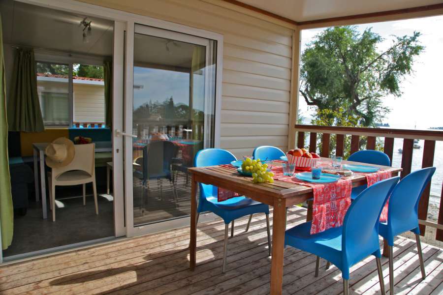 Camping du lac de Garde avec mobil-home avec vue sur le lac et terrasse couverte 2