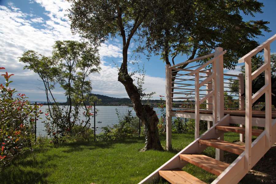 Camping Gardameer met uitzicht op het meer stacaravan met overdekt terras 1