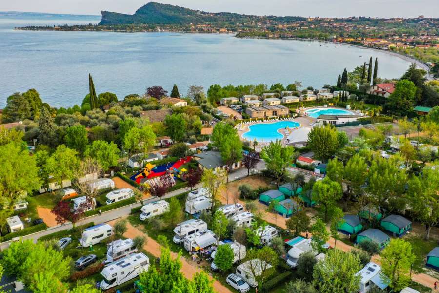 Camping Lac de Garde avec des emplacements standard et 6 ampères d'électricité 1