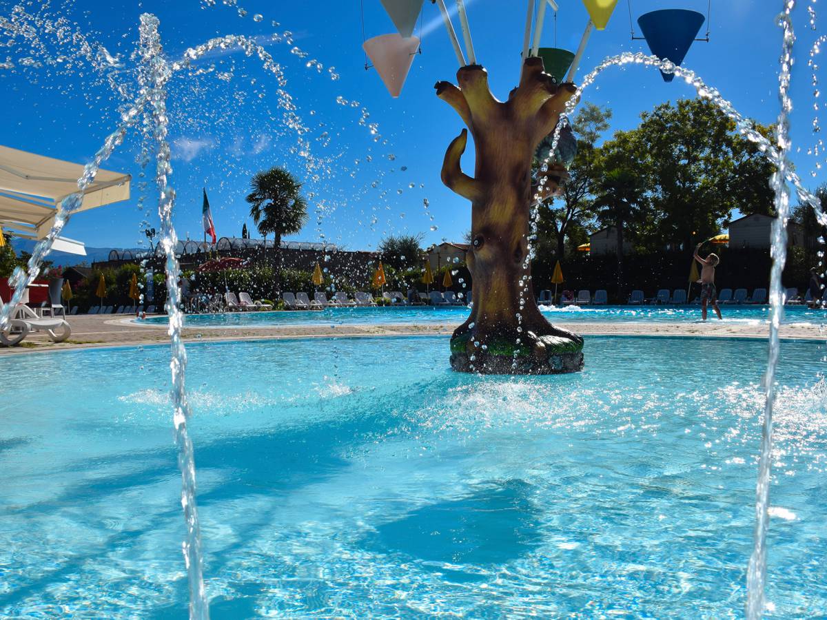 Campingplads med swimmingpool Gardasøen oval